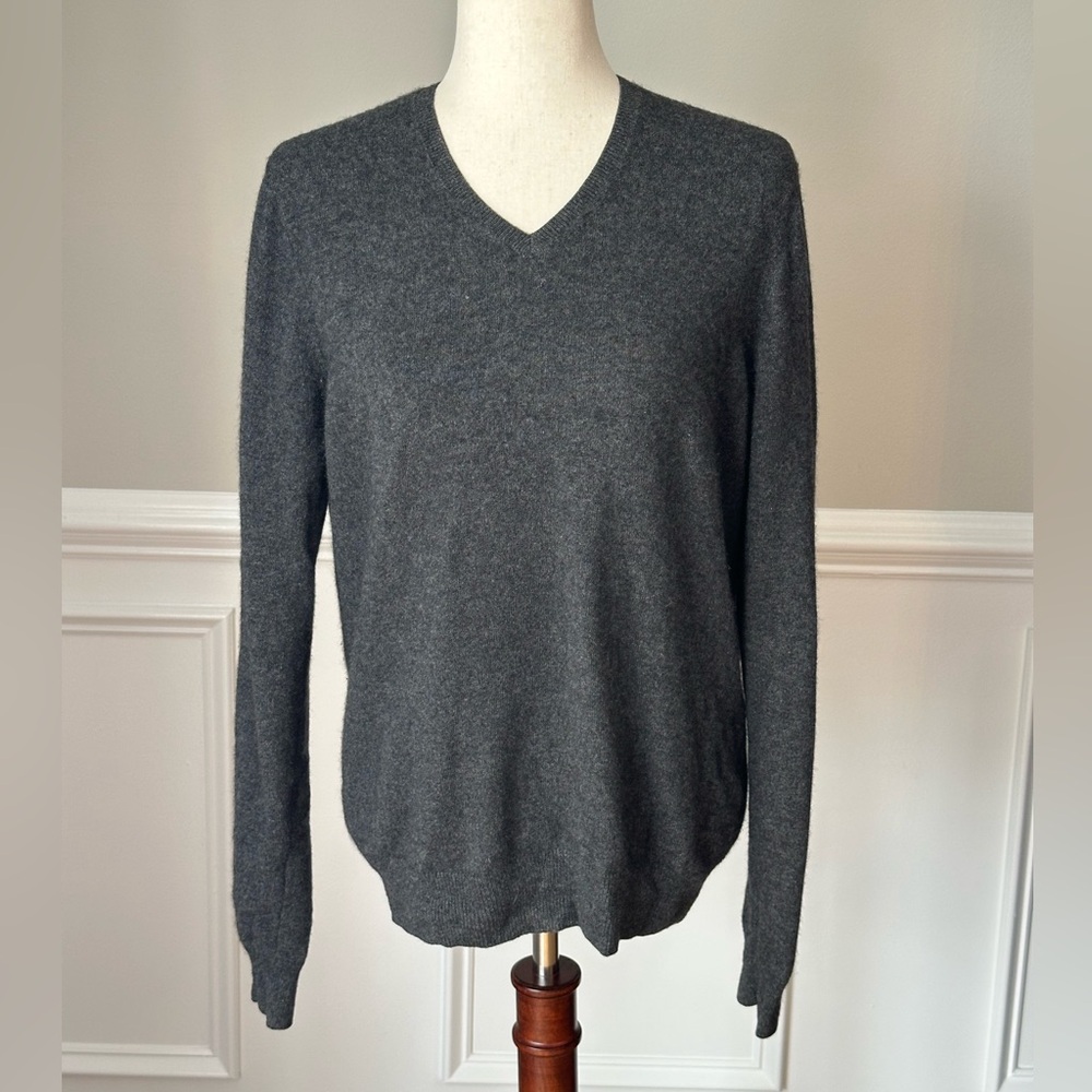 Uniqlo Cashmere V-Neck Long-Sleeve Sweater size Medium